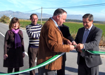 El Vicepresidente de la Diputacion y el alcalde de Láchar durante la inauguración de la mejora de la carretera entre Peñuelas y la A-92 el 12-11-2010 en Peñuelas (Granada)