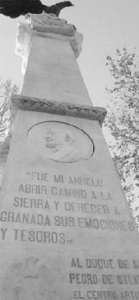 Monumento dedicado a D. Julio Quesada-Cañaveral y Piédrola Osorio Spínola y Blake, Señor de Láchar
