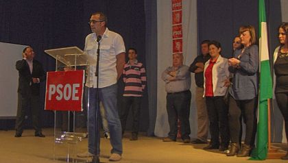 El candidato a alcalde pedaneo por Peñuelas Andrés Jiménez Serrano, se dirige al público asistente, 4 mayo 2011